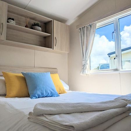 Large 4 Person Couples And Family Caravan In Newquay Bay Resort Kültér fotó