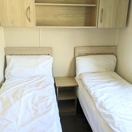 Large 4 Person Couples And Family Caravan In Newquay Bay Resort Kültér fotó