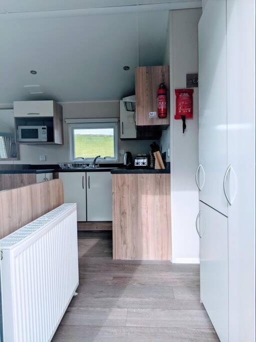 Large 4 Person Couples And Family Caravan In Newquay Bay Resort Kültér fotó
