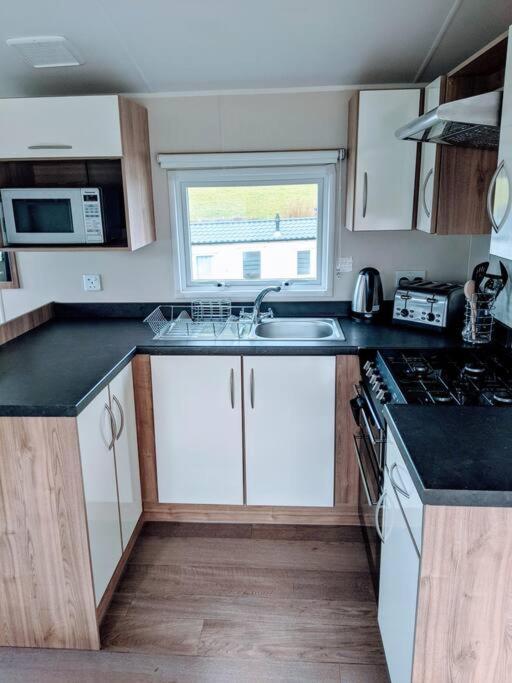 Large 4 Person Couples And Family Caravan In Newquay Bay Resort Kültér fotó