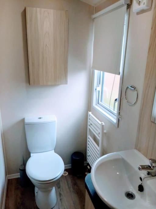 Large 4 Person Couples And Family Caravan In Newquay Bay Resort Kültér fotó