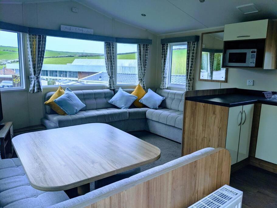 Large 4 Person Couples And Family Caravan In Newquay Bay Resort Kültér fotó