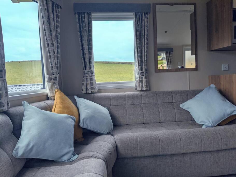 Large 4 Person Couples And Family Caravan In Newquay Bay Resort Kültér fotó