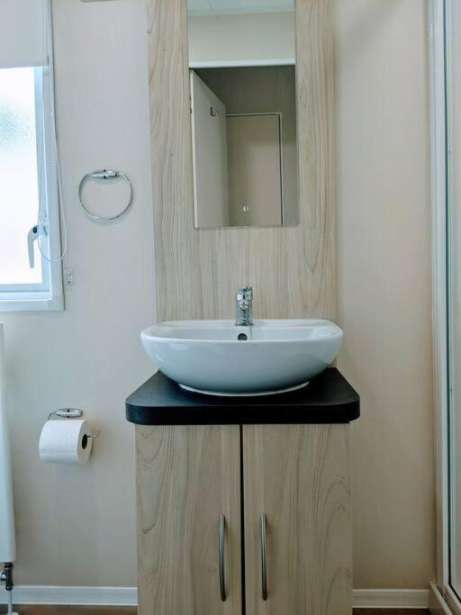 Large 4 Person Couples And Family Caravan In Newquay Bay Resort Kültér fotó