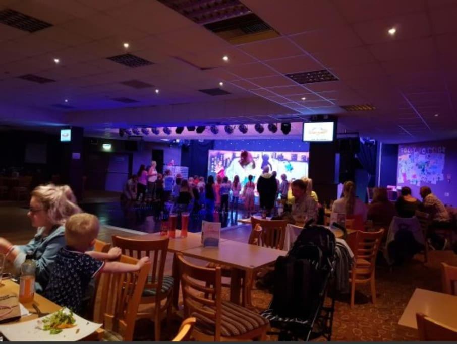 Large 4 Person Couples And Family Caravan In Newquay Bay Resort Kültér fotó