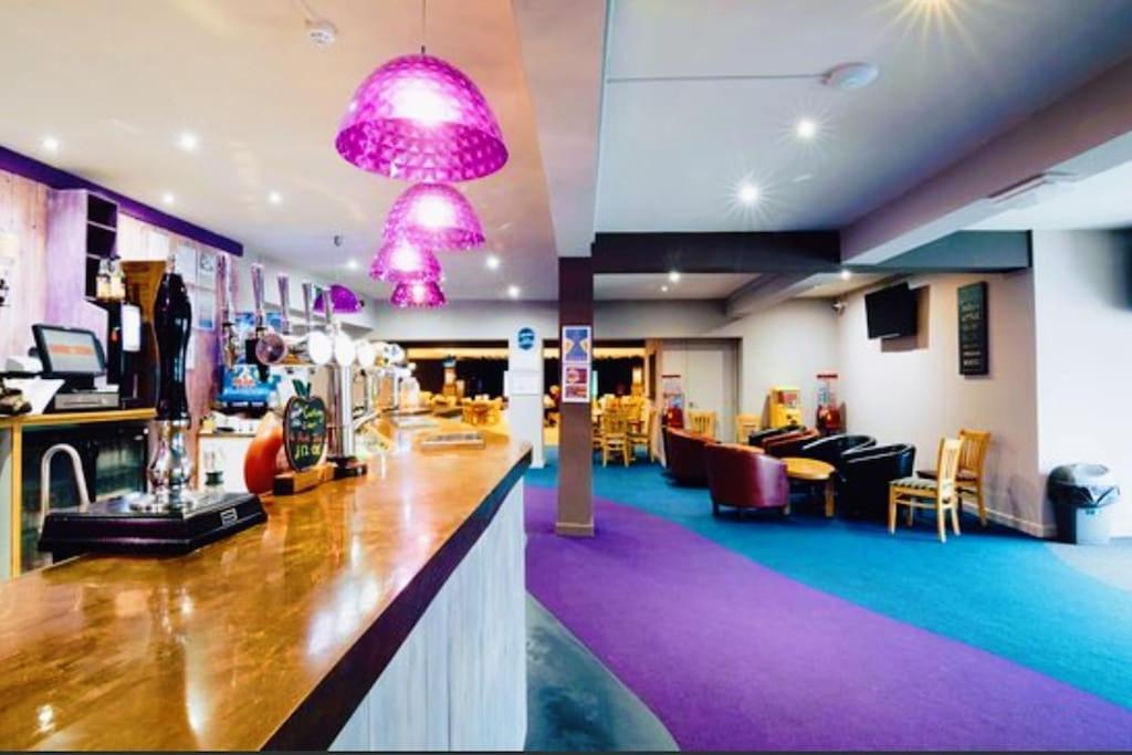 Large 4 Person Couples And Family Caravan In Newquay Bay Resort Kültér fotó