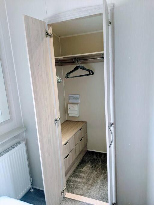 Large 4 Person Couples And Family Caravan In Newquay Bay Resort Kültér fotó