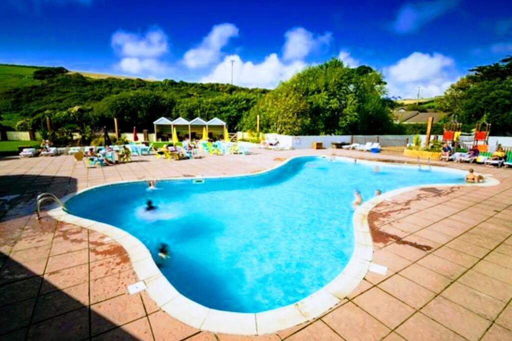 Large 4 Person Couples And Family Caravan In Newquay Bay Resort Kültér fotó
