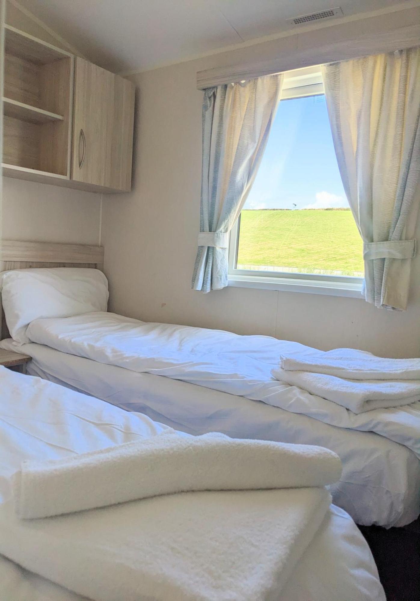 Large 4 Person Couples And Family Caravan In Newquay Bay Resort Kültér fotó