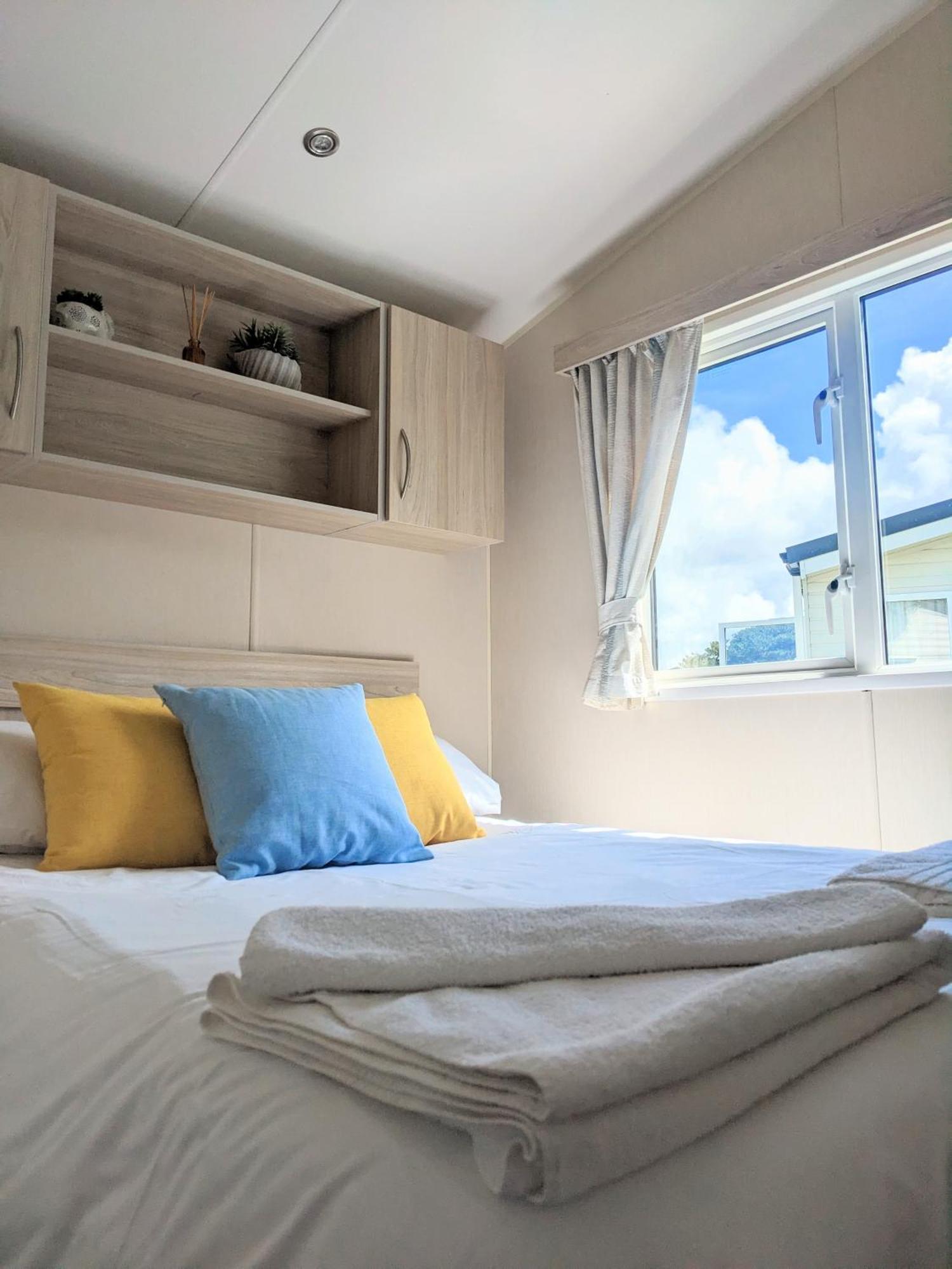 Large 4 Person Couples And Family Caravan In Newquay Bay Resort Kültér fotó