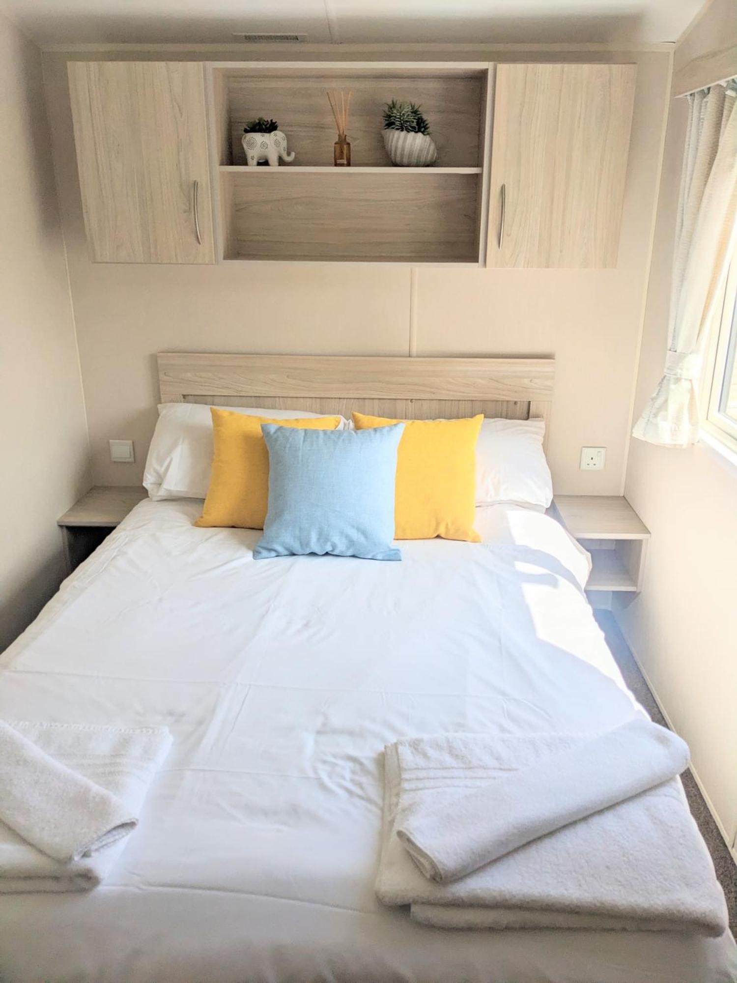 Large 4 Person Couples And Family Caravan In Newquay Bay Resort Kültér fotó